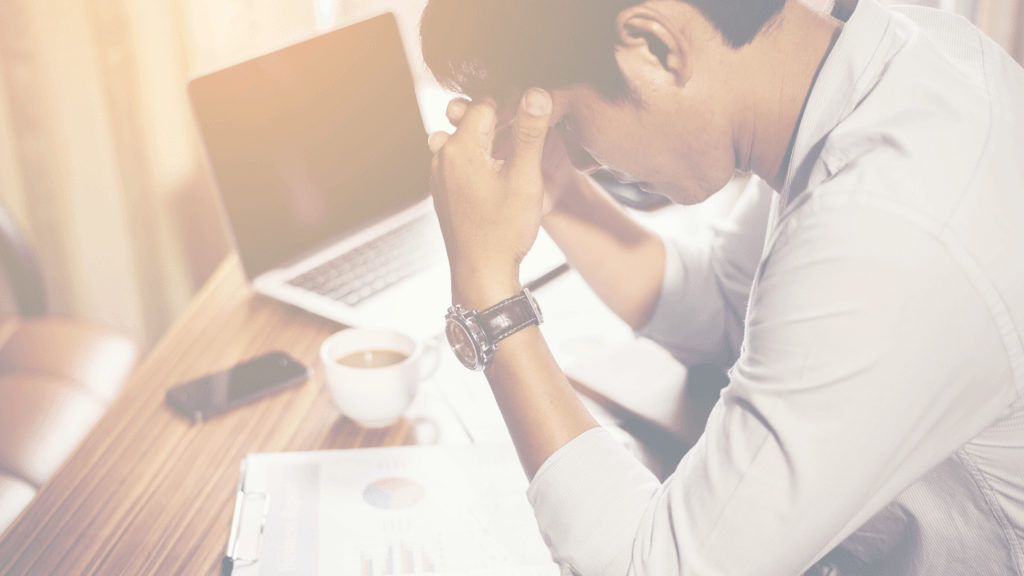 ストレスで頭を抱えている男性