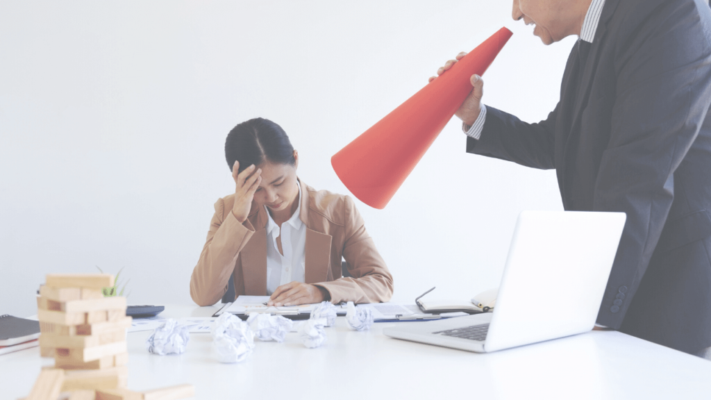 男性上司から叱られている女性社員