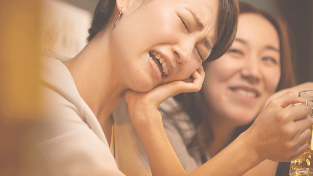 飲み会で仲間に悩みを打ち明ける女性