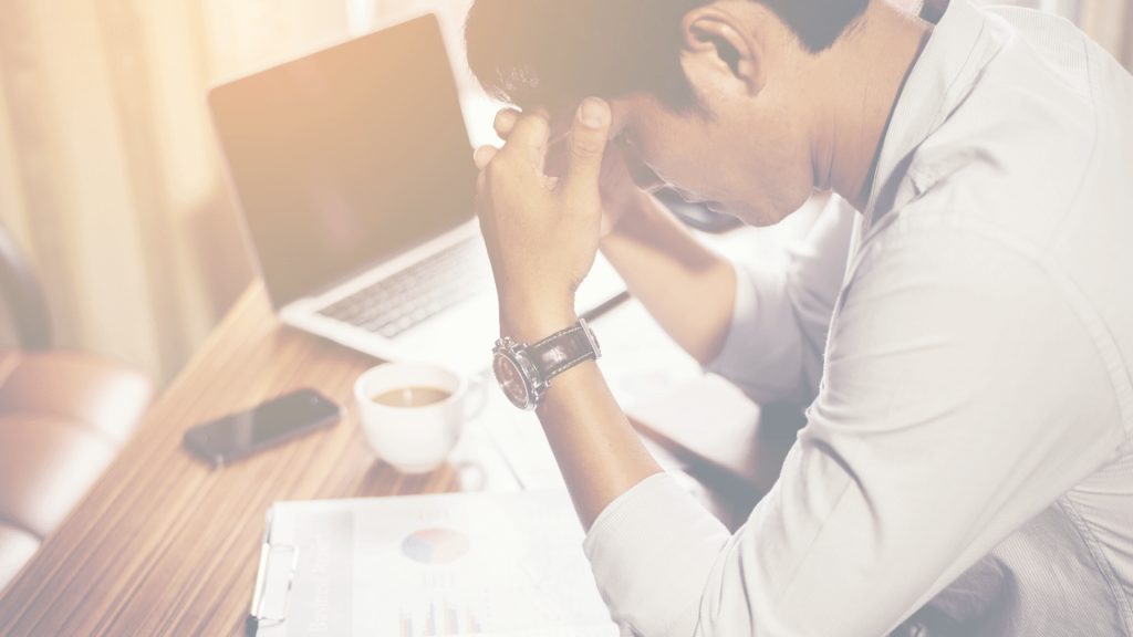 ストレスで頭を抱えている男性