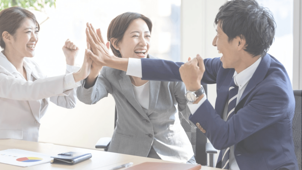 プレゼンに大成功してハイタッチ