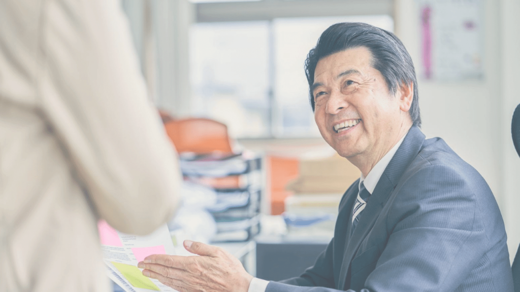 笑顔で社員と話す経営者
