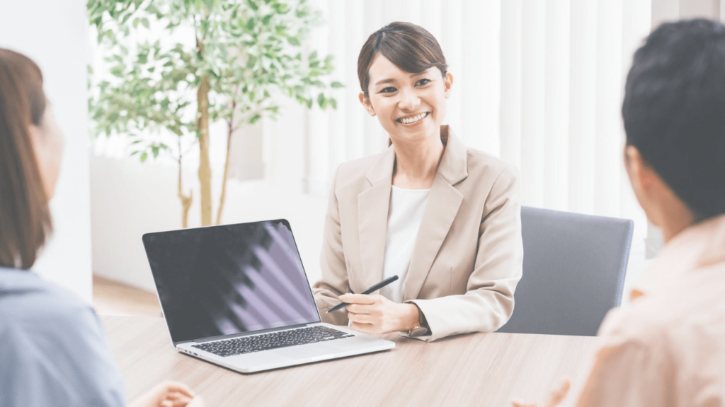 心理学を使って接客をする新人社員