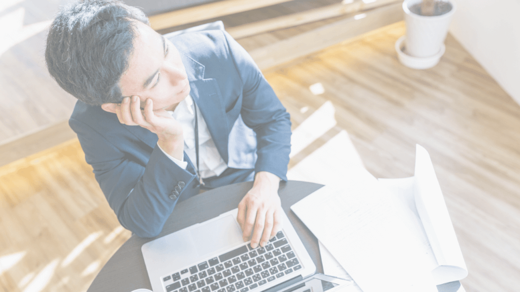 仕事中に考え事をしてしまう人