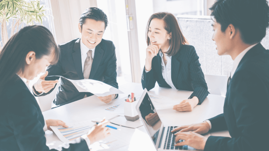 積極的に意見交換する活気ある会議