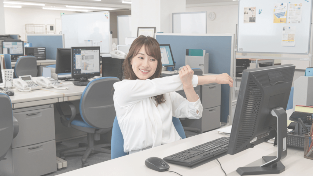 仕事の合間にストレッチをする女性