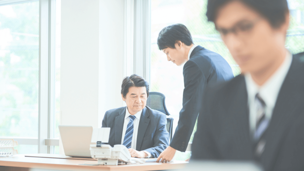 上司に報告している部下
