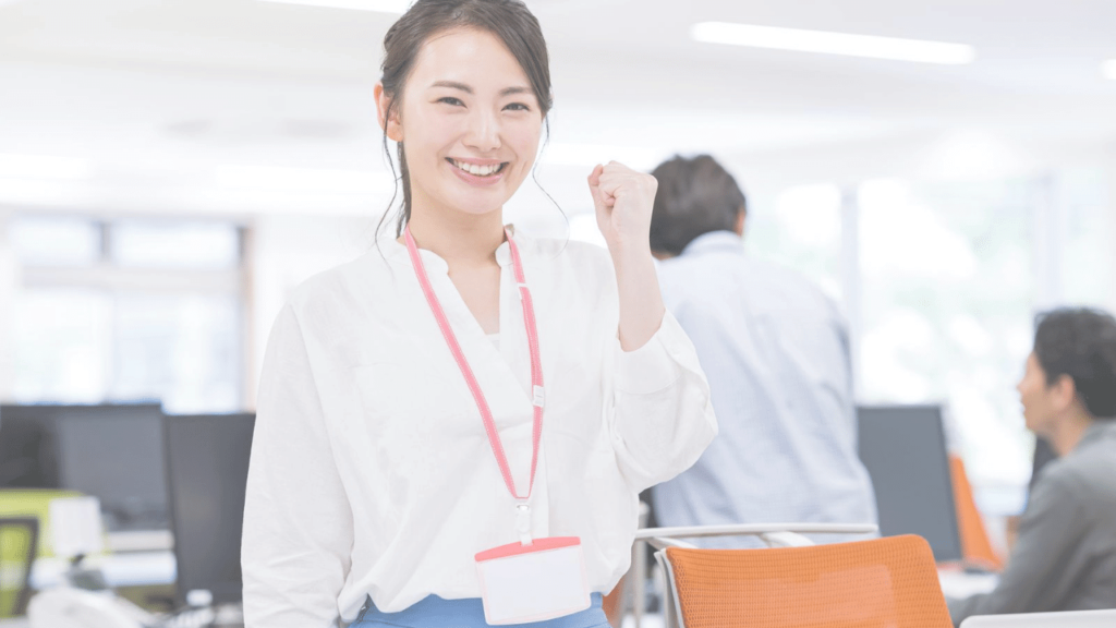 職場でガッツポーズする契約社員