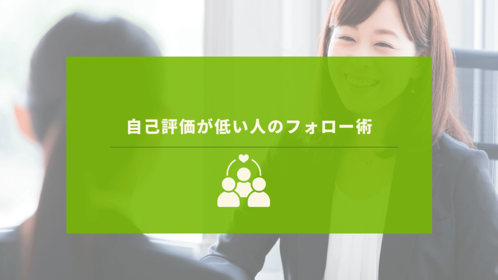 優しい笑顔で部下の相談に乗る上司