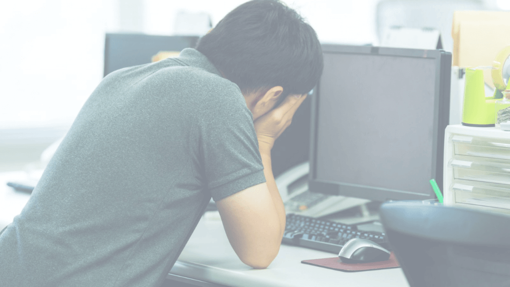 パソコンの前で頭を抱える上司