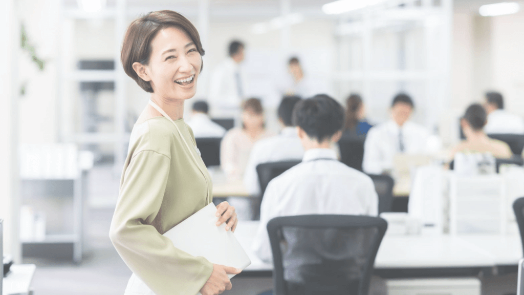 笑顔で働く女性上司