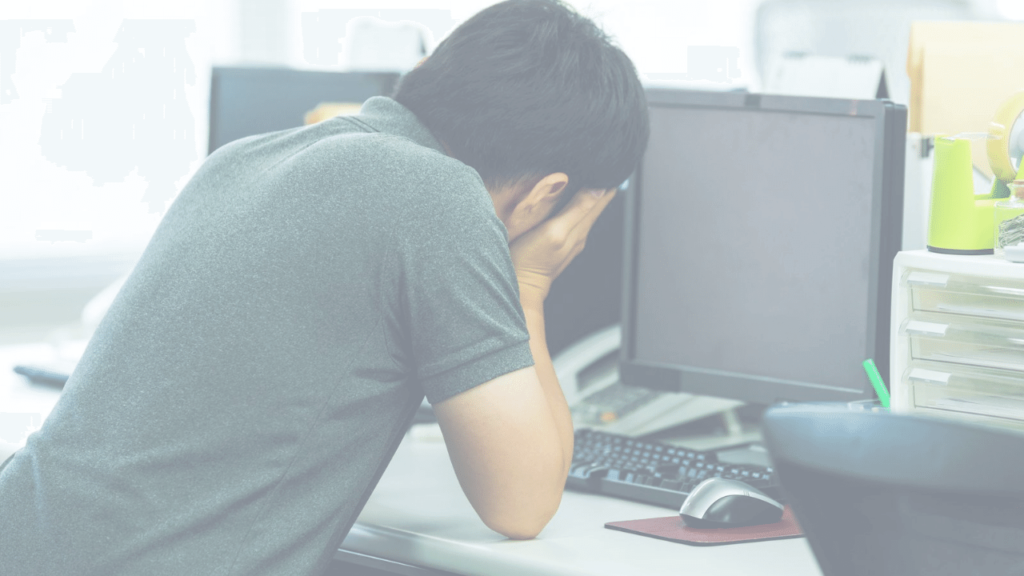 パソコンの前で頭を抱える上司