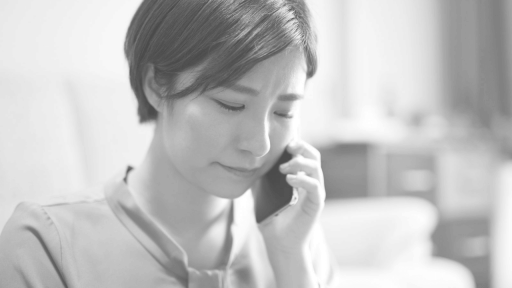 相談窓口に電話する女性