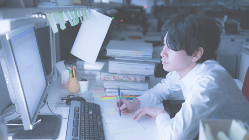 不安そうに仕事をしている社員