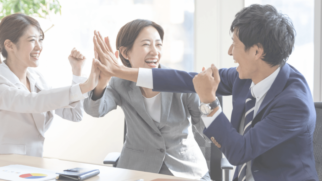 ハイタッチする社員たち