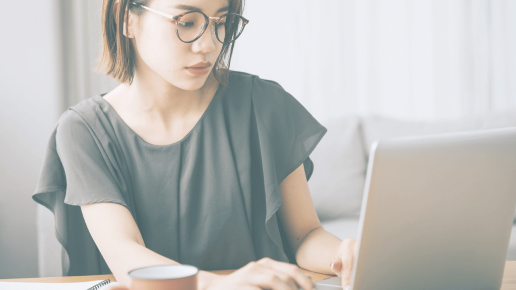 テレワーク中の女性