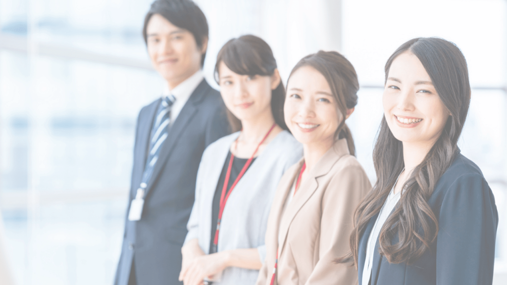 気丈に振る舞う社員たち