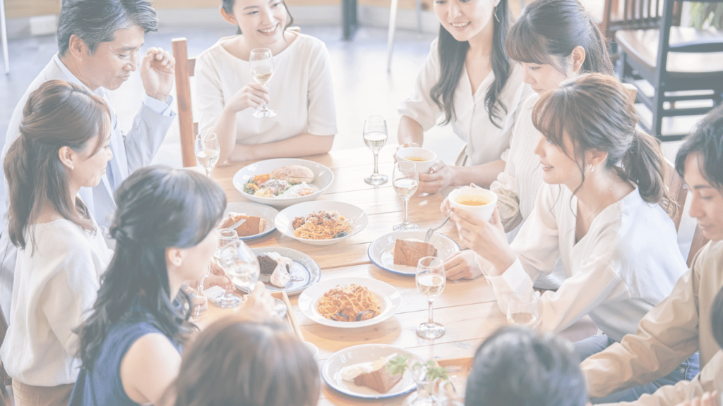 社外のコミュニティで食事会をする大人たち