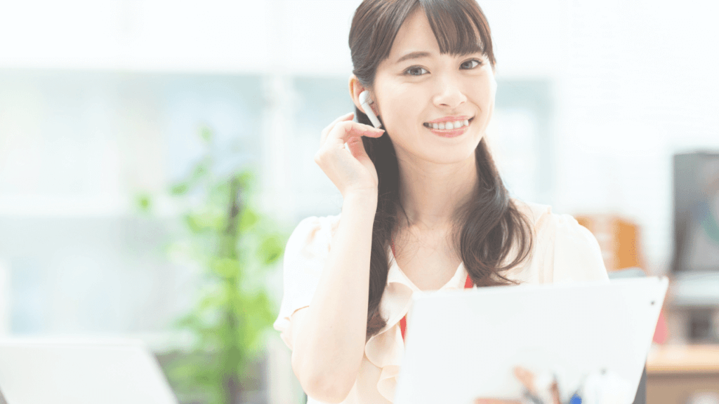 笑顔でウェビナー受講の準備をする女性