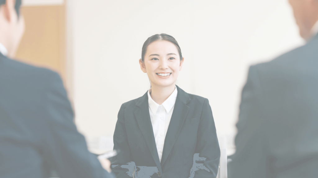凛として面接を受ける女性