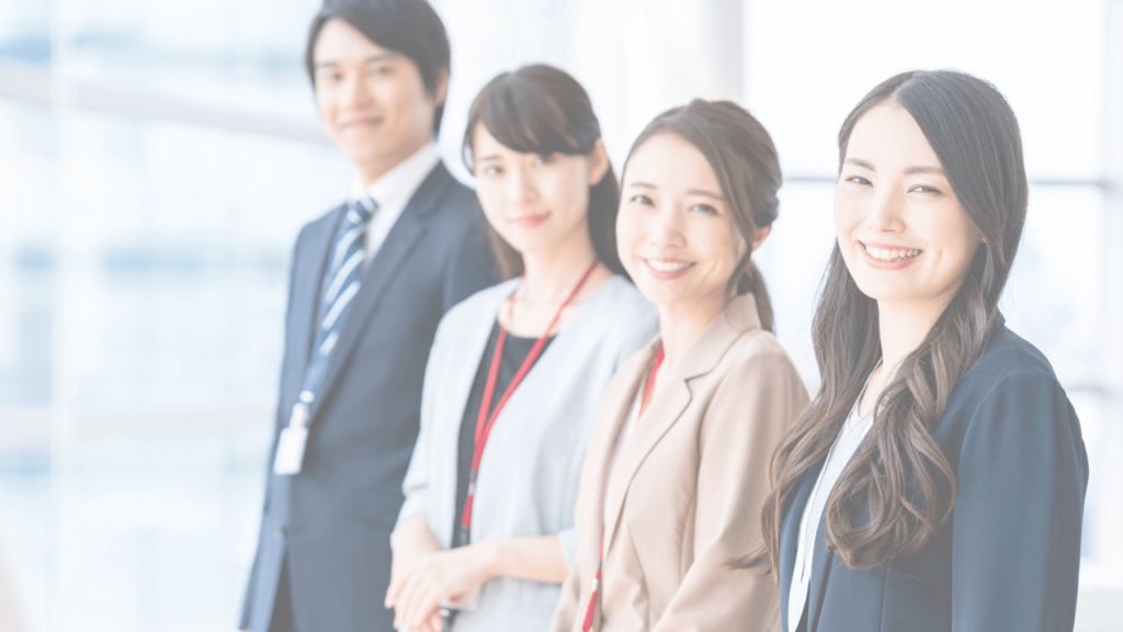 笑顔で充実した様子の社会人