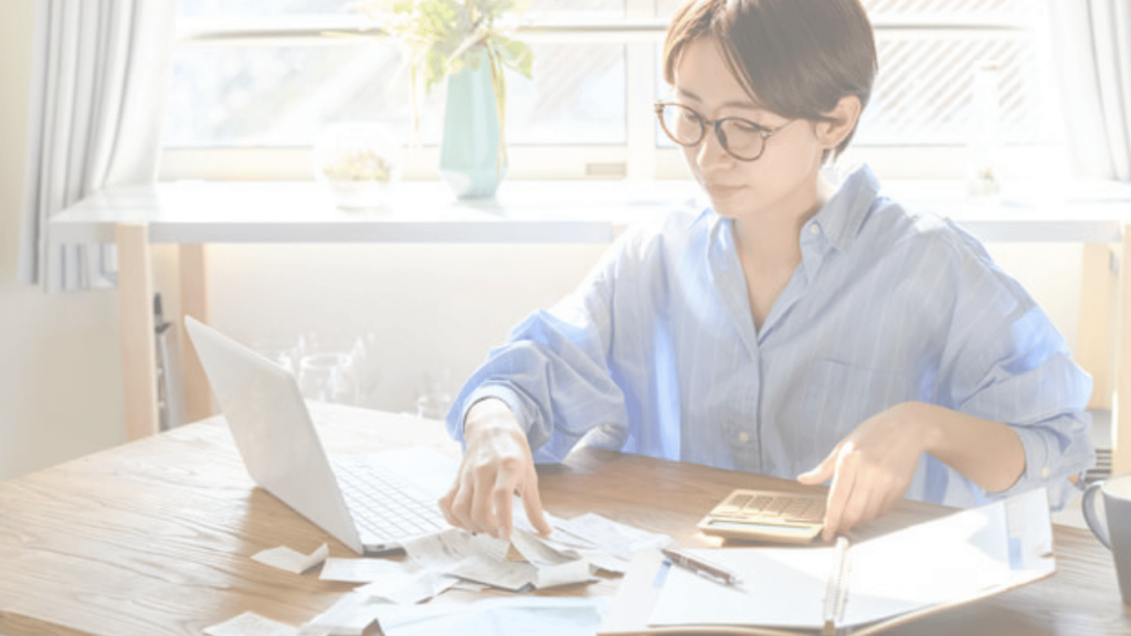 確定申告をしている女性
