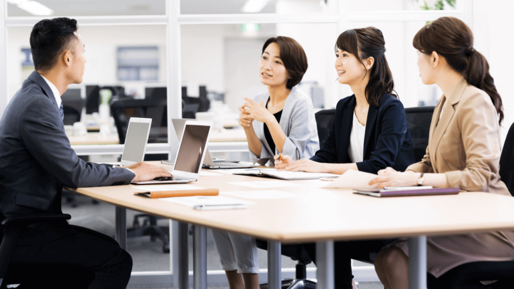 チームミーティングする社員たち