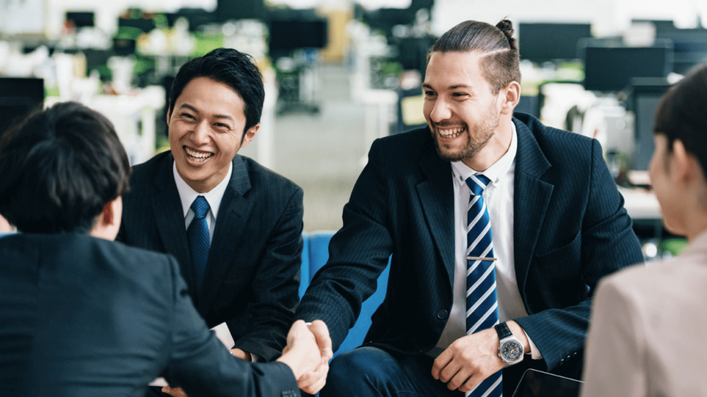 笑顔で自己紹介をするビジネスマン