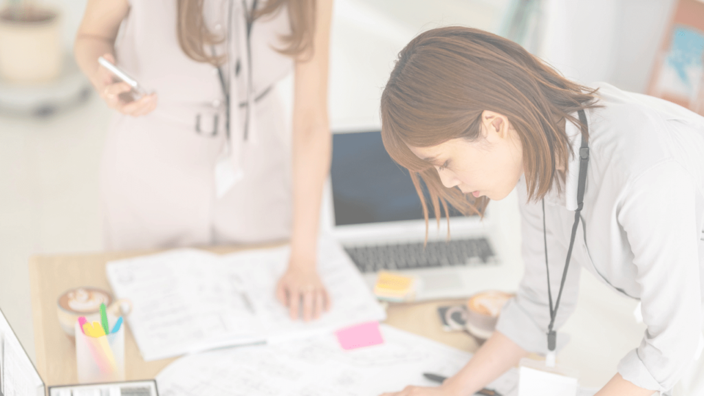 先輩の指導を真剣に受ける後輩社員