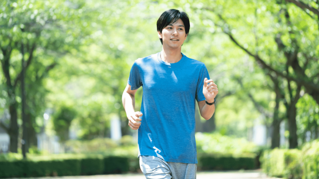 ジョギングする男性