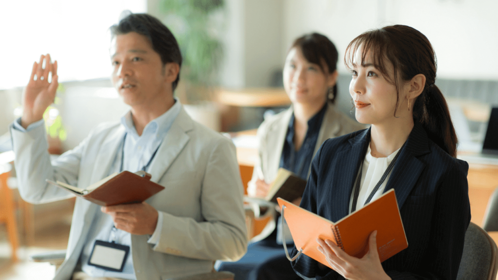 ビジネスセミナーに参加するビジネスパーソン