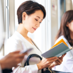 通勤時間に読書するビジネスパーソン