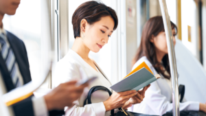 通勤時間に読書するビジネスパーソン