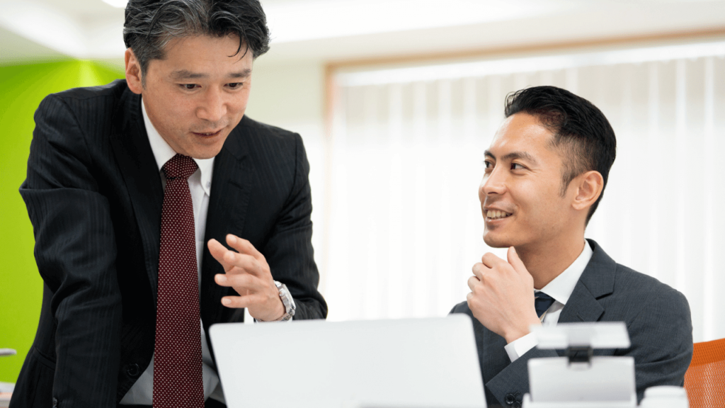 部下とコミュニケーションをとるリーダー