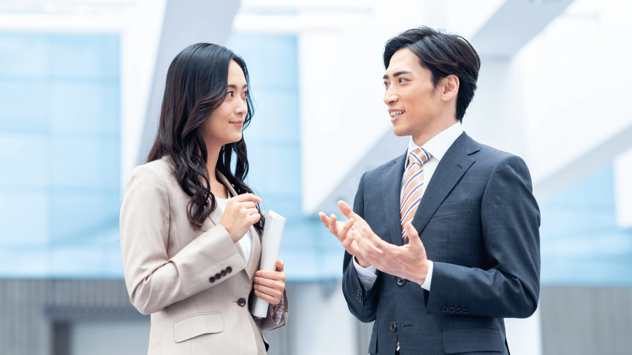取引先と会話するビジネスマン