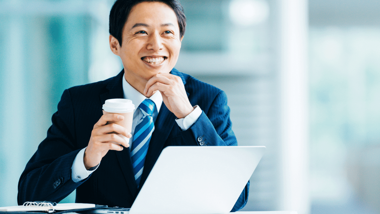 コーヒーを飲んでリフレッシュする男性社員