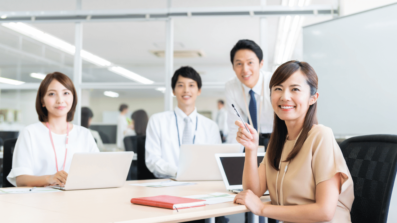 笑顔で働く社員たち