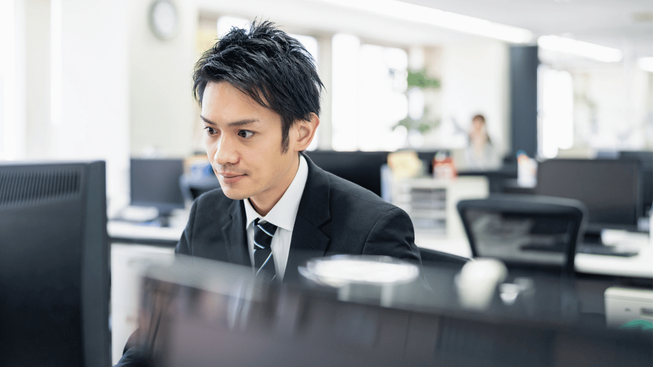 積極的に仕事をする男性社員