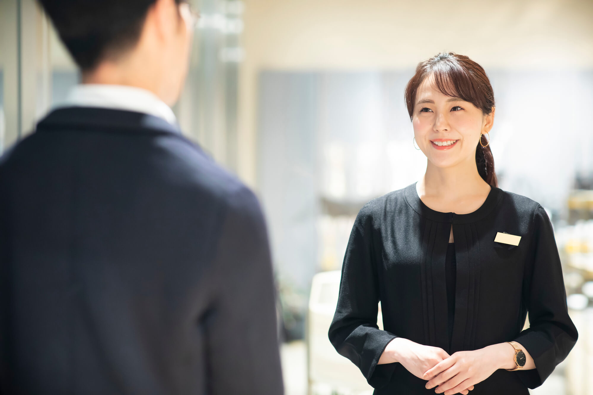 落ち着いて接客するスタッフ