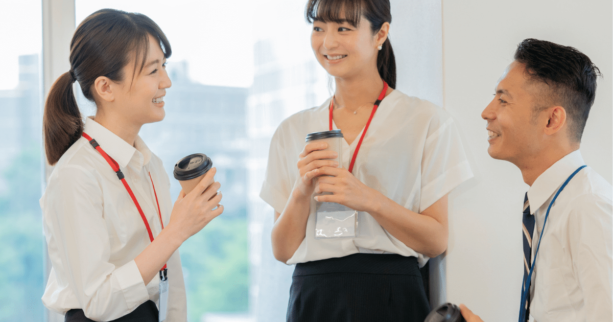 談笑する社員