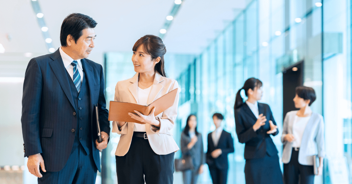 情報交換する社員たち