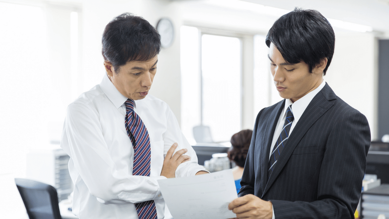 部下の報告を真剣に聞き入れる上司