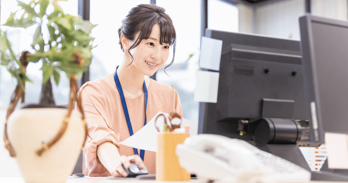 顧客へフォローアップメールを送る社員