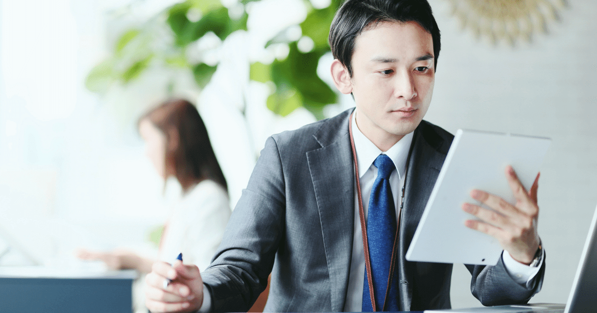 マイクロラーニングに取組む男性社員