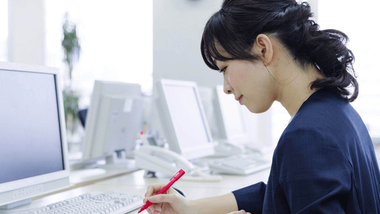 報告書を作成する講師