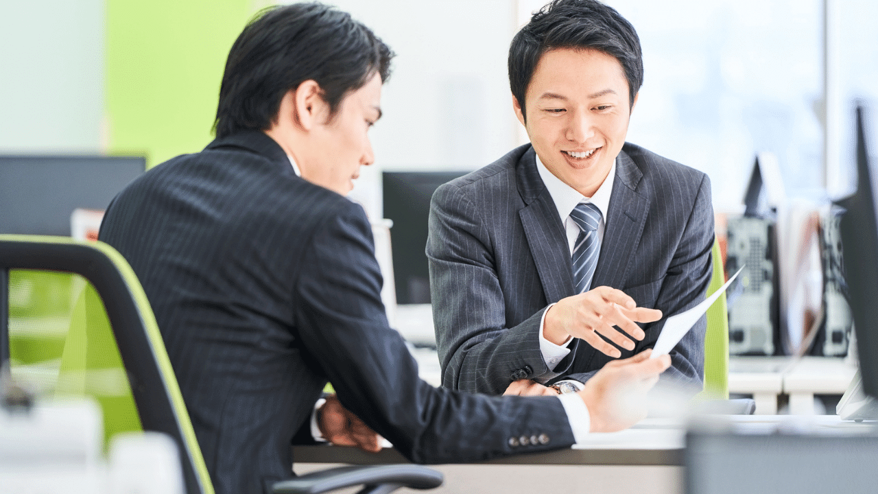 研修レポートの内容を確認する人事担当