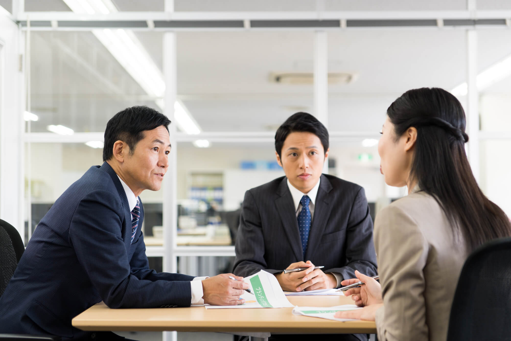 クレームを共有する従業員たち
