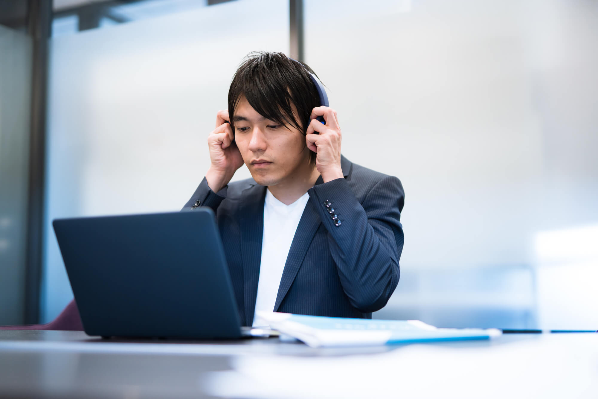 動画で研修を受ける男性