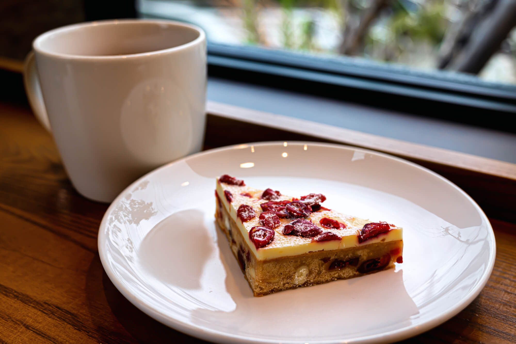 お店を象徴するロゴカップとスイーツの画像