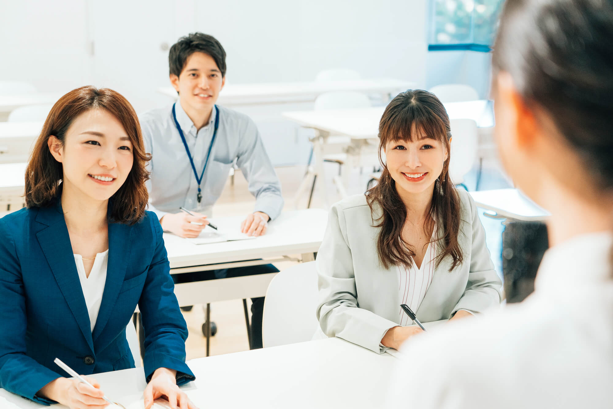 メンタルヘルス研修を受ける従業員たち